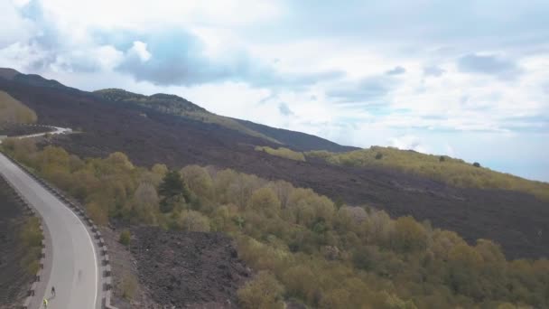 Vista aérea de la carretera al monte etna o mongibello mungibeddu es estratovolcán activo — Vídeos de Stock