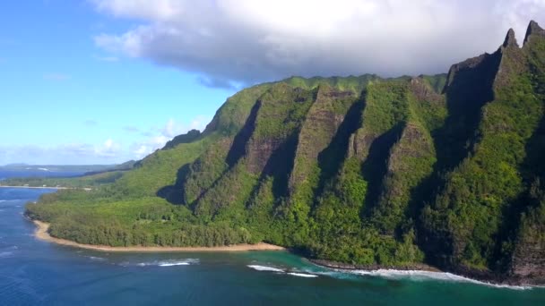vue aérienne de la spectaculaire côte na pali kauai hawaii 