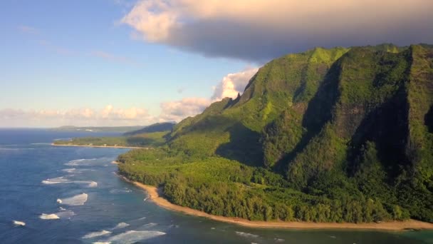 Légi kilátás látványos na pali part Kauai hawaii — Stock videók