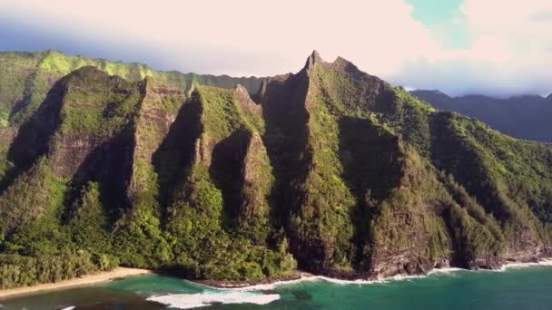 vue aérienne de la spectaculaire côte na pali kauai hawaii 
