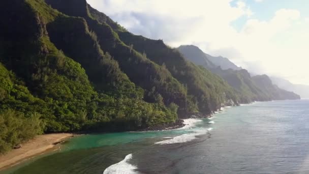 공중에서 본 장관을 이루는 나팔리어 해안 카우아이 하와이 — 비디오