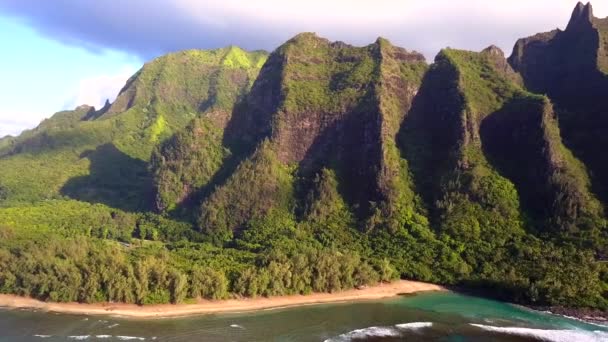 공중에서 본 장관을 이루는 나팔리어 해안 카우아이 하와이 — 비디오