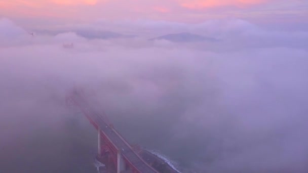 San Francisco 'daki Golden Gate Köprüsü' nde gün batımının hava görüntüsü. — Stok video