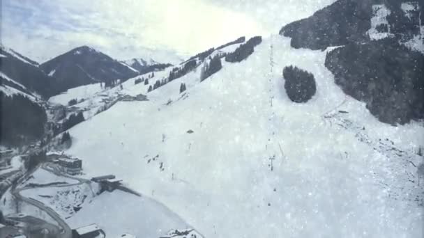 Flygfoto över den lilla vinterstaden Astrien mitt i alperna — Stockvideo