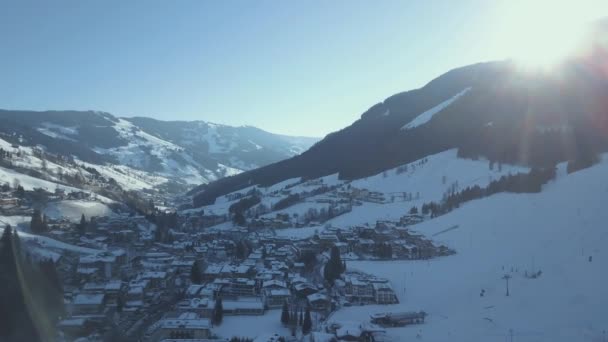 Letecký pohled na rakouské malé zimní městečko uprostřed Alp — Stock video