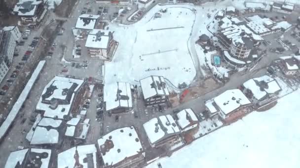 Flygfoto över den lilla vinterstaden Astrien mitt i alperna — Stockvideo