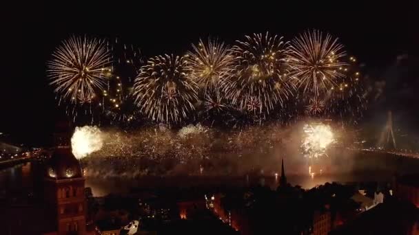 Vista aérea do belo show de fogos de artifício em riga latvia comemorando — Vídeo de Stock