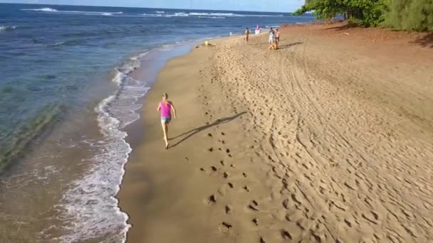 Vista aérea de la hermosa chica corriendo por la costa na pali en la isla kauai hawaii — Vídeo de stock