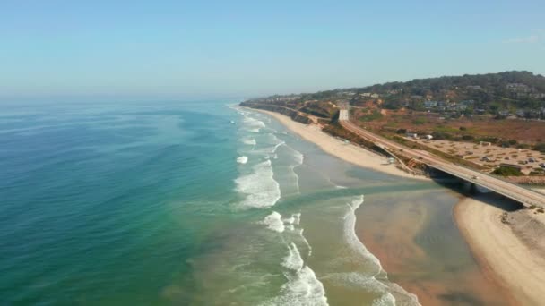 Вид с высоты птичьего полета на пляж в Сан-Диего, Калифорния — стоковое видео