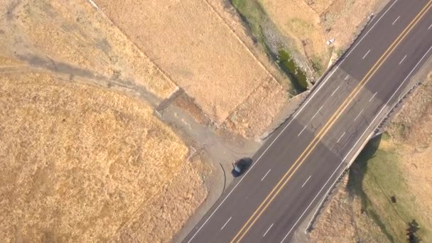 Vista aérea de los campos de maíz en California desde arriba con una carretera en el centro — Vídeo de stock