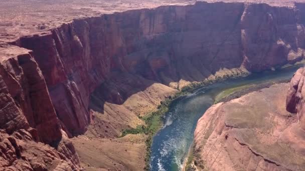 Aerial view of the horseshoe bend meander on river colorado — Stock Video