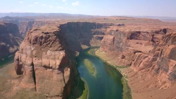 Vue aérienne du méandre de virage en fer à cheval sur la rivière colorado — Video