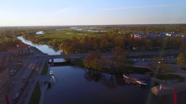 Vue aérienne de la rivière de la ville de Jelgava par le château — Video