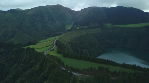 Antenn utsikt över sjöarna i en gammal krater ön ponta delgada azores portugal — Stockvideo