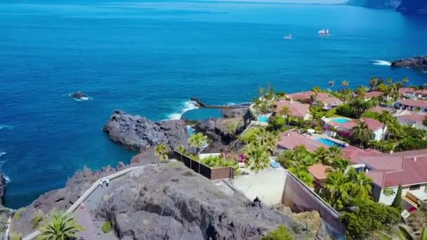 Vanuit de lucht zicht op de kliffen van de los gigantes op het tenerife eiland — Stockvideo