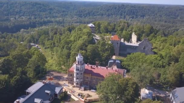 Letecký pohled na nový hrad v siguldě krásné lotyšské přírody — Stock video