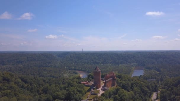 Vista aérea del nuevo castillo en sigulda hermosa naturaleza letona — Vídeos de Stock