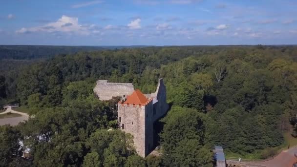 Letecký pohled na nový hrad v siguldě krásné lotyšské přírody — Stock video