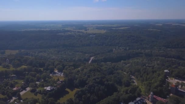 Antenn utsikt över det nya slottet i sigulda vacker latviansk natur — Stockvideo