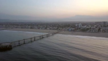 İskele gündoğumu sırasında Los Angeles Venice beach civarındaki havadan görünümü