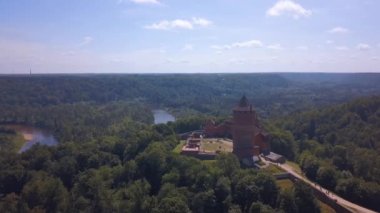 Turaides Kalesi 'nin havadan görünüşü. Büyük yeşil ormanlar. Gauja Nehri.