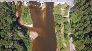 Turaides Kalesi 'nin havadan görünüşü. Büyük yeşil ormanlar. Gauja Nehri.