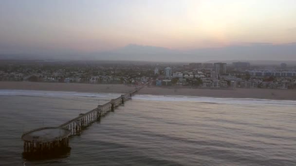 Вид с воздуха на пирс в Лос-Анджелесе рядом с пляжем Венеции — стоковое видео