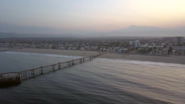 Αεροφωτογραφία από την προβλήτα κοντά στην παραλία της Βενετίας του Λος Άντζελες κατά την Ανατολή του ηλίου — Αρχείο Βίντεο