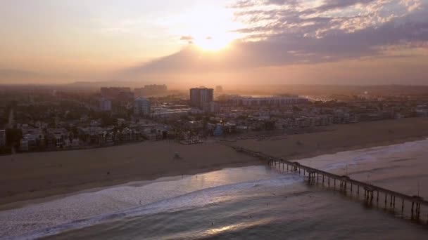 Aerial view of the pier near venice beach in los angeles during sunrise — Stock Video