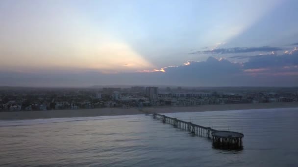 Vue aérienne de la jetée près de la plage de Venise à Los Angeles au lever du soleil — Video