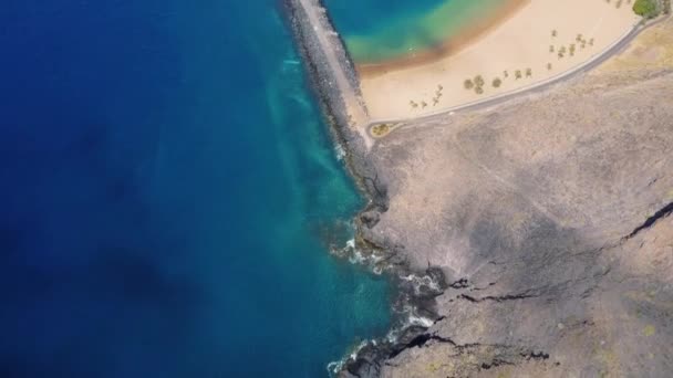 Vista aérea de la playa de teresitas cerca de las islas canarias tenerife españa — Vídeo de stock