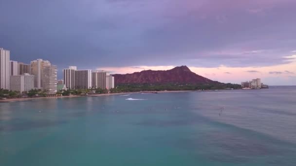 Vista aerea della spiaggia di Waikiki e del cratere di testa di diamante — Video Stock
