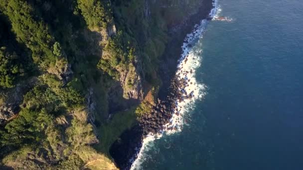 Widok z lotu ptaka na klify wyspy Azory nad Oceanem Atlantyckim — Wideo stockowe