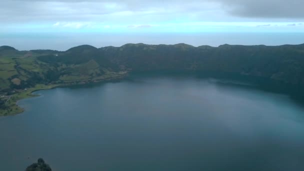 Вид с высоты птичьего полета на скалы острова Азорских островов у Атлантического океана — стоковое видео