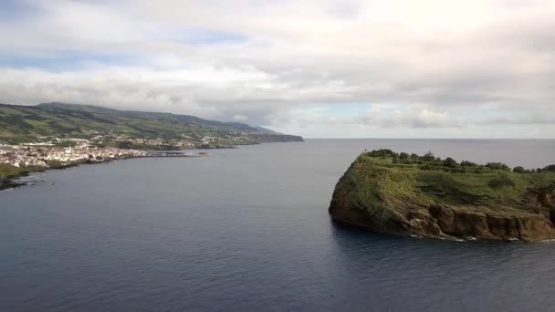 Вид с высоты птичьего полета на скалы острова Азорских островов у Атлантического океана — стоковое видео