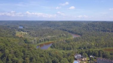 Turaides Kalesi 'nin havadan görünüşü. Büyük yeşil ormanlar. Gauja Nehri.
