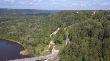 Turaides Kalesi 'nin havadan görünüşü. Büyük yeşil ormanlar. Gauja Nehri.