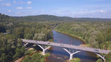 Turaides Kalesi 'nin havadan görünüşü. Büyük yeşil ormanlar. Gauja Nehri.