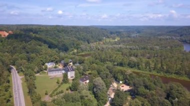 Turaides Kalesi 'nin havadan görünüşü. Büyük yeşil ormanlar. Gauja Nehri.