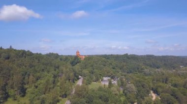 Turaides Kalesi 'nin havadan görünüşü. Büyük yeşil ormanlar. Gauja Nehri.