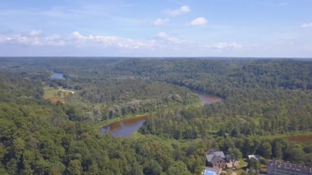 Letecký pohled s turaides zámek obrovské zelené lesy řeka gauja údolí krásné latvia — Stock video