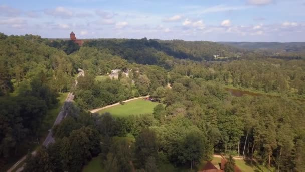 Widok z lotu ptaka z Turaides zamek ogromne zielone lasy rzeka gauja dolina piękna latawica — Wideo stockowe