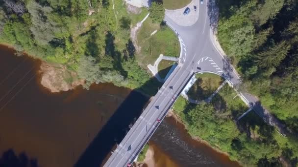 Antenn utsikt med turaides slott enorma gröna skogar flod gauja dalen vacker latvia — Stockvideo