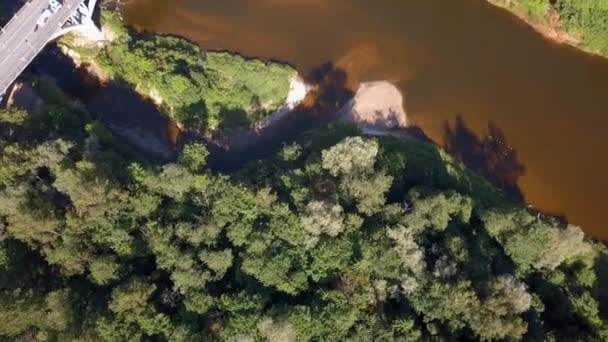 Vista aérea con turaides castillo enormes bosques verdes río gauja el valle hermoso latvia — Vídeo de stock