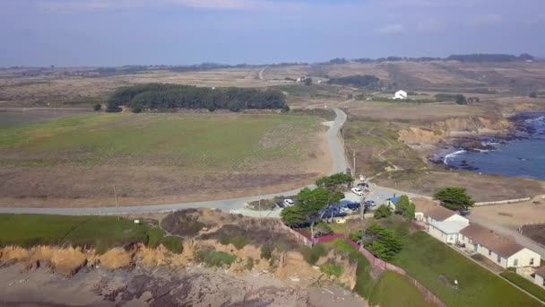 太平洋沿岸靠近旧金山的灯塔的惊人的空中景观 — 图库视频影像