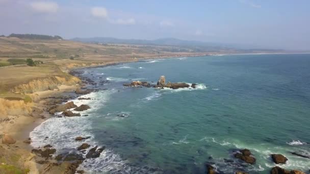 Vue aérienne imprenable sur le phare par l'océan Pacifique près de San Francisco — Video