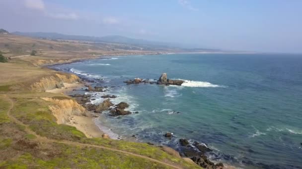 San Francisco yakınlarındaki Pasifik Okyanusu kıyısındaki deniz fenerinin inanılmaz hava manzarası. — Stok video