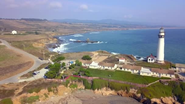 Incredibile vista aerea del faro dall'oceano Pacifico vicino a San Francisco — Video Stock
