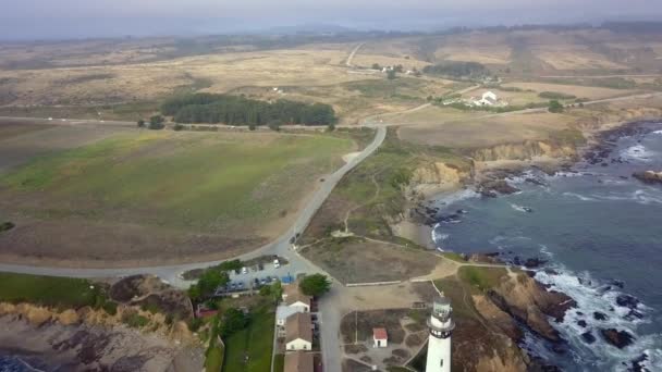 Incredibile vista aerea del faro punto piccione dall'oceano Pacifico — Video Stock