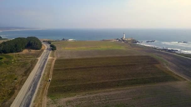 Vista aérea incrível do farol do ponto de pombo pelo oceano pacífico — Vídeo de Stock